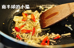 韭菜迷你八爪鱼,锅里下油,大火爆香姜蒜和泡椒