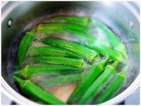 白灼秋葵,秋葵洗净。不必切开,避免营养流失。
锅内水烧开后放入,可以加入一勺盐和一勺油保持色泽。
待再次沸腾后煮2-3分钟。