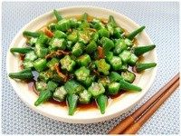 白灼秋葵,鲜嫩多汁,像山药一样带有少许黏黏的感觉。口感有点类似极嫩无纤的四季豆。
没什么特别浓郁的香味,所以放什么酱料都会合适的。
