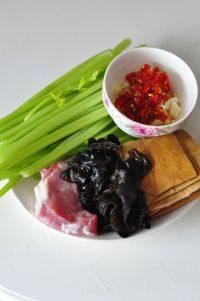 芹菜炒香干,原材料，<a style='color:red;display:inline-block;' href='/shicai/ 233'>木耳</a>泡发备用，蒜拍碎和<a style='color:red;display:inline-block;' href='/shicai/ 803'>剁椒</a>，<a style='color:red;display:inline-block;' href='/shicai/ 37'>姜</a>末混合。