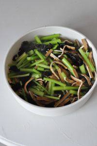芹菜炒香干,<a style='color:red;display:inline-block;' href='/shicai/ 125'>芹菜</a>切段，<a style='color:red;display:inline-block;' href='/shicai/ 473'>香干</a>切丝，木耳切丝，开水烫一下沥干。