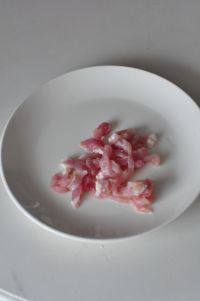芹菜炒香干,<a style='color:red;display:inline-block;' href='/shicai/ 429'>瘦肉</a>切丝，泡水10分钟沥干备用。