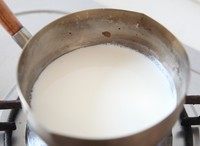 木瓜燕麦牛奶冻,<a style='color:red;display:inline-block;' href='/shicai/ 219'>牛奶</a>放入锅内，小火煮至四周微微起泡。