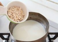 木瓜燕麦牛奶冻,倒入燕麦片，搅拌匀。