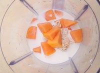 木瓜燕麦牛奶冻,将煮好的牛奶燕麦糊和<a style='color:red;display:inline-block;' href='/shicai/ 590'>木瓜</a>块一起倒入料理机搅打碎即可。