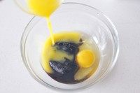 奶酪巧克力派,制作:
1.鸡蛋,盐,红糖,烘焙油和溶化的黄油一起搅拌均匀