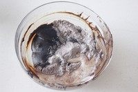 奶酪巧克力派,4.第3部的混合物里倒入1/3的牛奶和1/3过筛后的分类,用刮刀拌均匀,重复至倒完牛奶和分类,用刮刀拌均匀