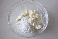 奶酪巧克力派,6.冷却蛋糕期间做奶酪馅,奶油奶酪室温下软化后加糖粉一起充分打发