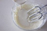 奶酪巧克力派,7.然后加入一半淡奶油,继续打发