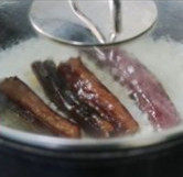 家常腊味煲仔饭,大火煮开，改小火焖个五分钟，将清洗干净的腊味整个丢进去，盖上盖子，继续焖个15分钟