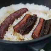 家常腊味煲仔饭,沿着锅沿淋点<a style='color:red;display:inline-block;' href='/shicai/ 847'>香油</a>，再焖，隔个两三分钟转转锅，保证均匀受热
