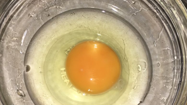 秋葵雞蛋羹,如图 把鸡蛋打入碗中 ,搅拌蛋液至均匀,可多打一下