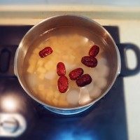 红薯山药粥,然后锅里倒三分之二的水,加盖大火煮开后转小火继续煮20分钟左右