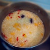 红薯山药粥,最后关火前加入枸杞,并搅拌均匀