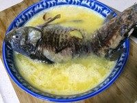 鲫鱼炖蛋,将煎好的鱼放进蛋液里,注意不要把煎鱼的油放进去,蒸锅里水滚后放进去中大火蒸12分钟,关火焖3分钟。我家天然气火力比较大,如果家中燃气火力较弱的MM,请视情况适当延长蒸的时间。可以打开锅盖用小勺子挖一勺蛋液看看是否已凝固,此动作要迅速,嘿嘿!