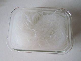 蚂蚁上树(肉末粉丝),干<a style='color:red;display:inline-block;' href='/shicai/ 523'>粉丝</a>凉水泡软;