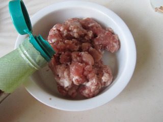 蚂蚁上树(肉末粉丝),锅中加入红辣椒油, 加入姜葱蒜,豆豉末煸炒;
