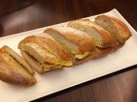 新加坡“约翰面包”,把法棍合上,切开便能上桌