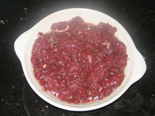 干炒牛河,<a style='color:red;display:inline-block;' href='/shicai/ 216'>牛肉</a>切片，用水抓匀，让它吃吃水，再加生抽、白糖拌匀，最后加花生油腌制最少半小时。