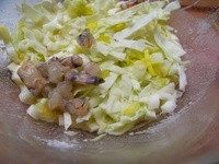 大阪烧,然后把白菜,小葱和海鲜粒一起放入面糊里用刮刀略为拌匀就好了