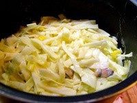 大阪烧,为了方便定型我用了两个锅子:奶锅定型,然后翻转入大的sauce pan里,锅里加入少许油,把搅拌好的面糊倒进去,中小火慢慢煎