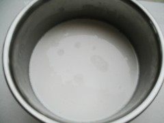 鲜虾肠粉,水磨粘米粉、<a style='color:red;display:inline-block;' href='/shicai/ 3774'>小麦淀粉</a>、少量盐拌匀,加入混合粉1.2倍的清水,完全搅拌至没有颗粒的米浆