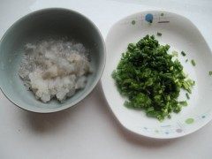 鲜虾肠粉,虾去头去壳去虾线,切成小粒,用盐、生抽、料酒、胡椒粉搅拌均匀腌制20分钟,<a style='color:red;display:inline-block;' href='/shicai/ 3250'>葱</a>切末备用