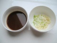 鲜虾肠粉,蒜、葱切末,用二汤匙生抽、二汤匙蚝油、一汤匙料酒、二汤匙水淀粉调成调味汁