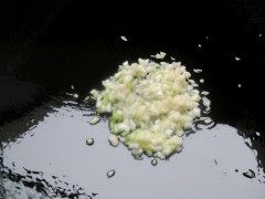 鲜虾肠粉,热锅凉油,加入蒜粒、葱白煸炒至微黄出香味