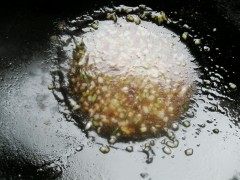 鲜虾肠粉,倒入调好的调味汁煮至浓稠盛起作肠粉蘸汁