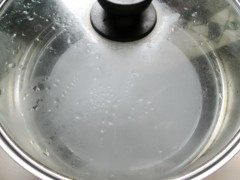 鲜虾肠粉,蒸锅烧开水,放入装好米浆的披萨盘蒸制