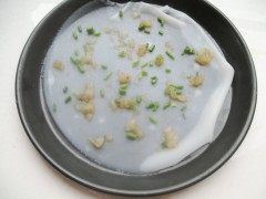 鲜虾肠粉,在蒸好的米粉上辅上虾仁和葱花