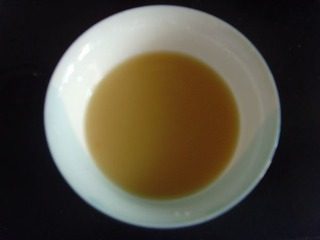 九层塔炒花蛤,调汁:耗油生粉水拌匀待用。