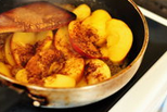 焦糖苹果燕麦糊,然后加入cinnamon和nutmeg,再拌匀煮一会儿,直到苹果变软