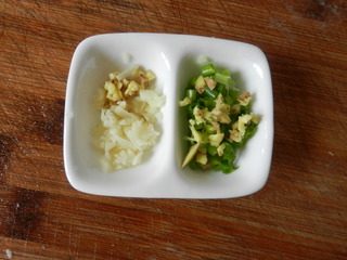 鲜虾凤尾烧麦,取调味碟,一边放葱姜末,一边放蒜茸姜末