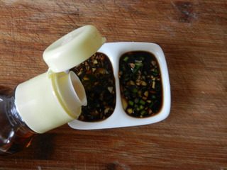 鲜虾凤尾烧麦,分别在两边的调味料中加入生抽和香油,醮汁就做好了