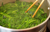 香拌菠菜,锅里烧水,水开后放入菠菜烫至断生然后马上捞起
