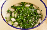 香拌菠菜,后放入装有冰块的水里,静置一会儿
