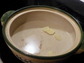 苦瓜排骨汤,与时同时可放瓦煲于另一炉上,放3-4片姜,半煲水,烧开;