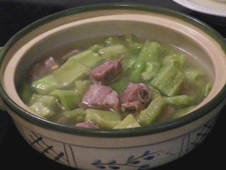 苦瓜排骨汤,排骨煮至较软时,倒入苦瓜,撒一点点胡椒粉(去腥味),盖盖子,慢火煮,煮至苦瓜和排骨酥软,大约20-40分钟,食用时才加盐。