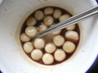 糖不甩,倒入煮好的小圆子,不停搅拌,以兔粘底,煮至糖浆均匀的粘在小圆子上即可关火。