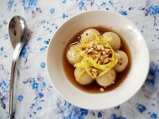 糖不甩,将煮好的糖不甩装碟,撒上鸡蛋丝和花生碎即可食用。
