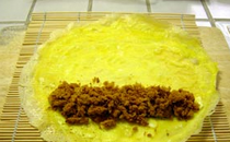 三色蛋卷,再放上一些<a style='color:red;display:inline-block;' href='/shicai/ 432'>肉松</a>（可以少放一些，我爱吃<a style='color:red;display:inline-block;' href='/shicai/ 432'>肉松</a>放多了，口感有点干）。