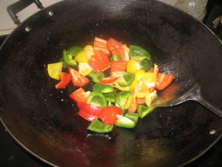 咕噜肉,起油锅,下彩椒入锅煸炒。