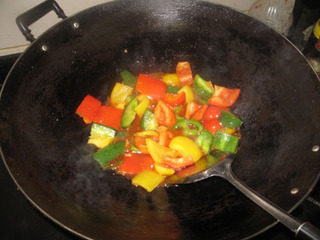 咕噜肉,待彩椒快断青是,加入用<a style='color:red;display:inline-block;' href='/shicai/ 699'>番茄酱</a>、白糖、白醋、生抽等调好的糖醋汁。