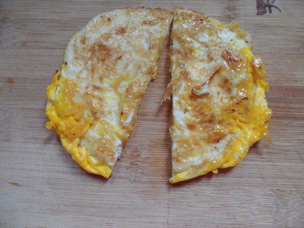法风烧饼,煎好的鸡蛋切两半,我把两个鸡蛋煎在一起了,比较厚