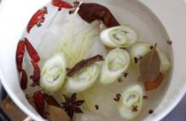 酒香熟醉蟹,加入适量清水烧开;(水量视蟹的多少而定)