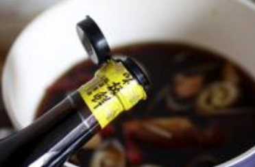酒香熟醉蟹,加入香糟卤,有的饭店是加糟泥,总感觉吃着不够清爽,所以还是加糟卤了;