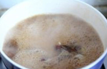 酒香熟醉蟹,烧好后大约煮沸10分钟;把香料的料味全煮出来。