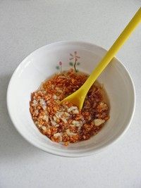 蒜蓉蒸带子,锅里加少许油,放一半的姜蒜末入锅炒至金黄色,稍稍放凉后和另一半生的姜蒜末拌匀。
